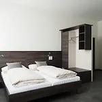 Eee מלון 3*