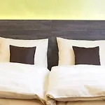 Eee מלון 3*