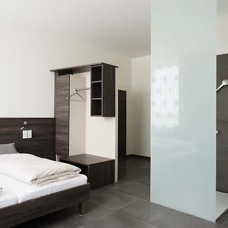 Hotel Eee 3*